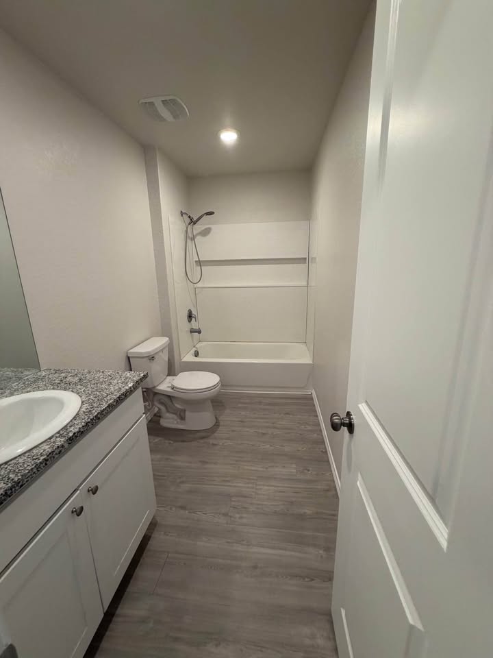 Another bathroom with tub